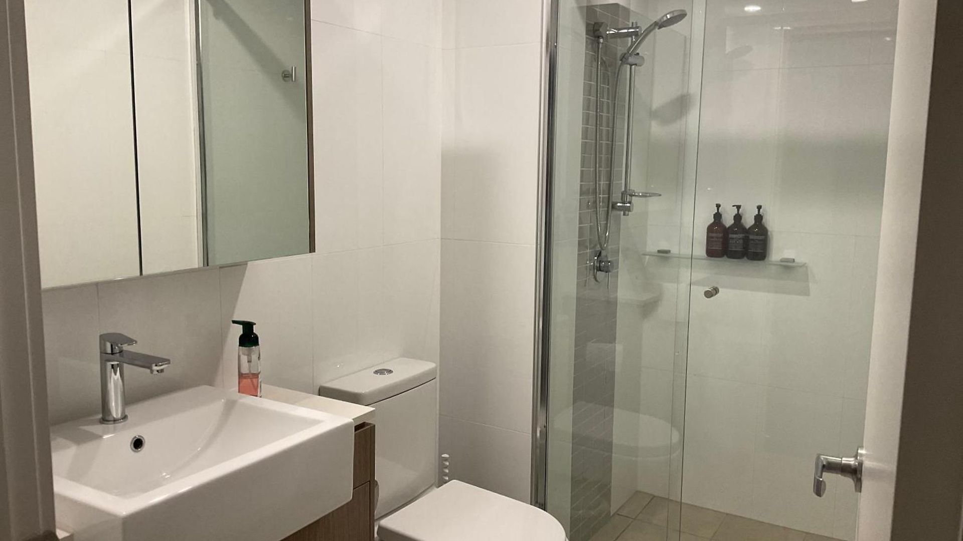 24 Bromley St Private In A Luxurious Shared