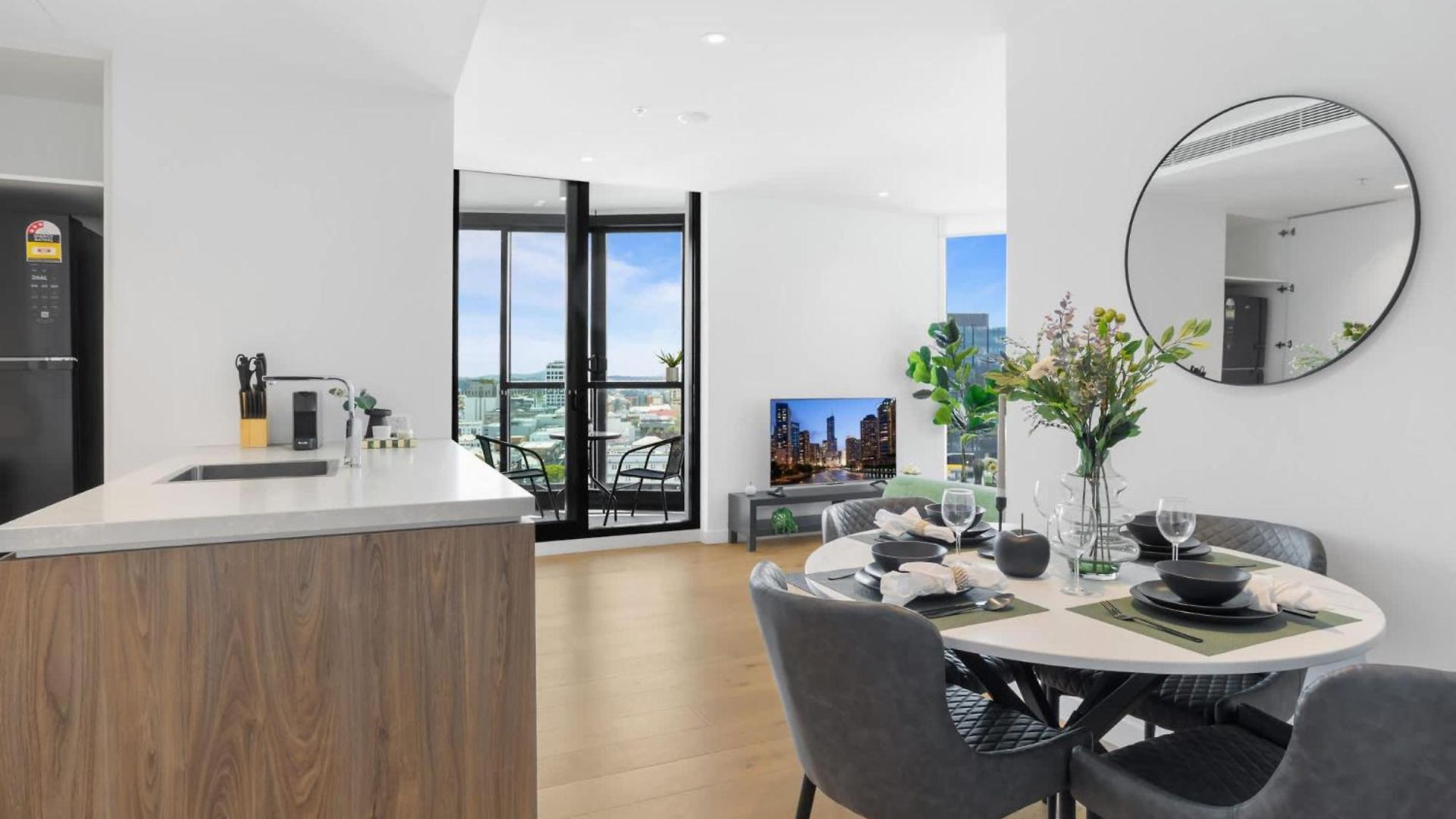 Apartment Valley Getaway - Rooftop Pool - Parking - Sleeps 6 Brisbane