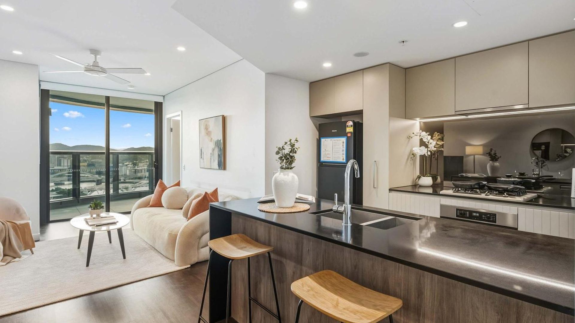 High Rise 2br In Cbd Apartment *