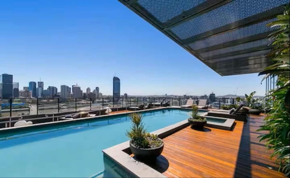 Level 10 Views 2br With Private Balcony & Parking Apartment *