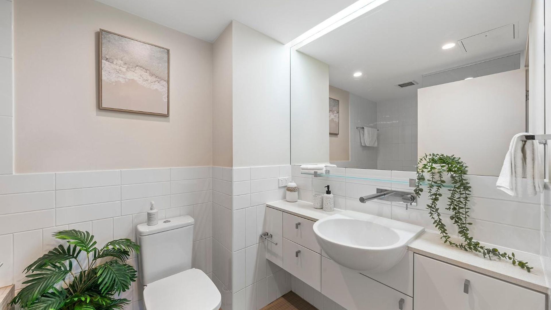 Apartment Stylish Roma Parklands Retreat - Stunning Park Views From Every Room, Heated Pool, Gym, Private Carpark, Suncorp Stadium, 10 Min Walk To Cbd