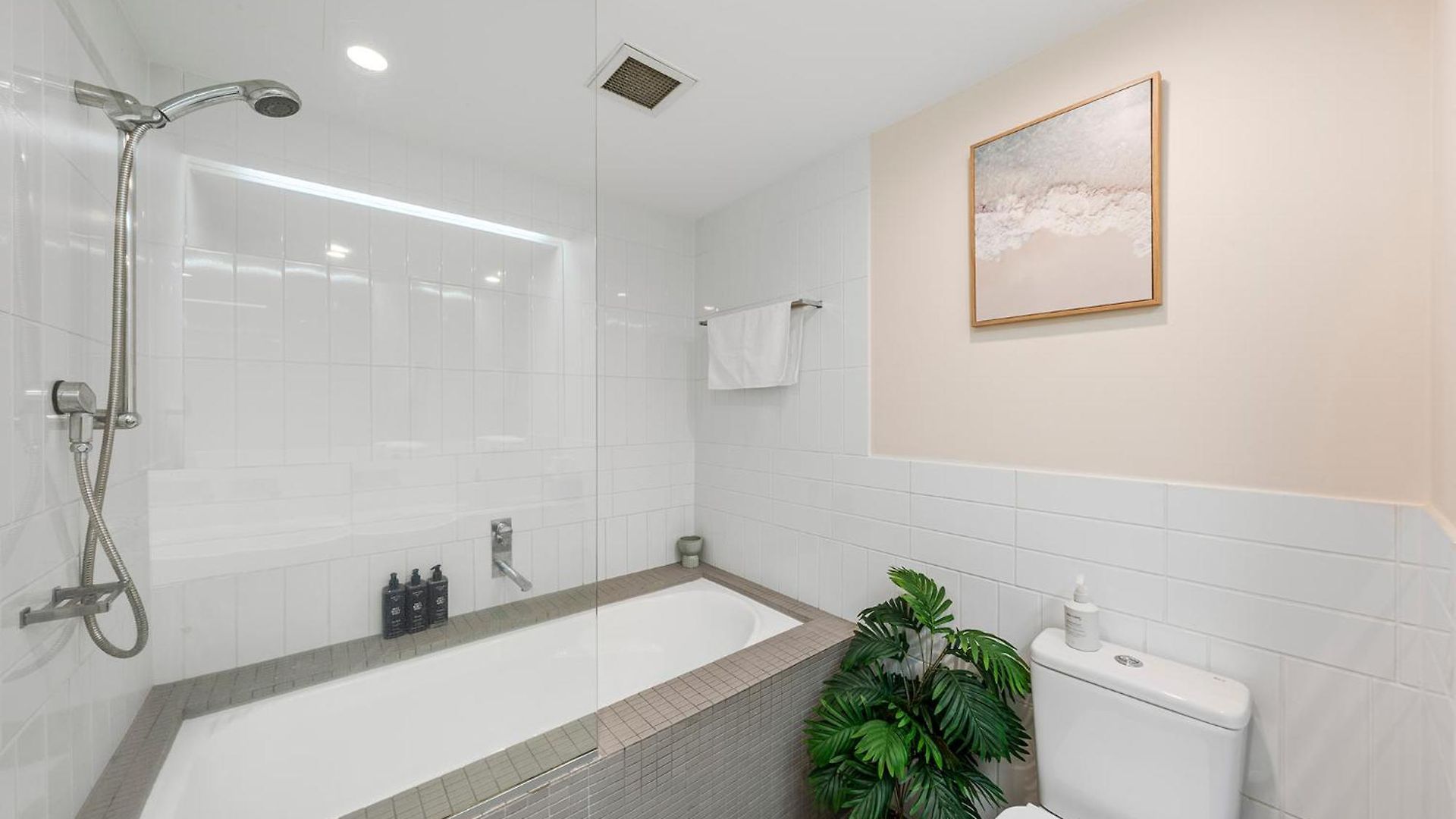 Stylish Roma Parklands Retreat - Stunning Park Views From Every Room, Heated Pool, Gym, Private Carpark, Suncorp Stadium, 10 Min Walk To Cbd Brisbane