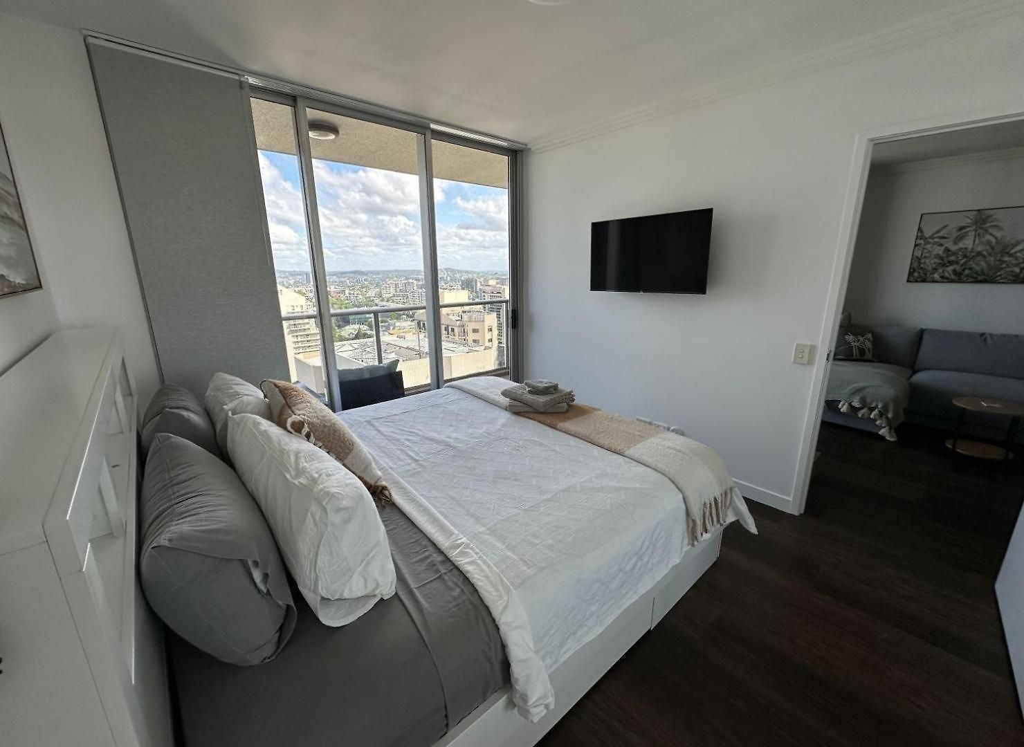 Apartment Modern On Mary 1 Bedroom, 1 Bathroom, 1 Car, Views!