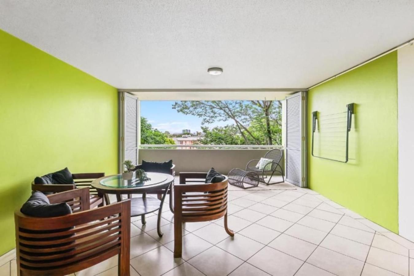 Lovely 3-bed With Alfresco Dining By Custom Hosting Apartment