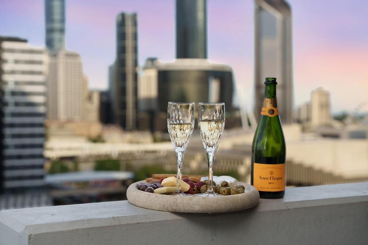 Cs - Gorgeous Views 2br W Parking, Pool & Gym