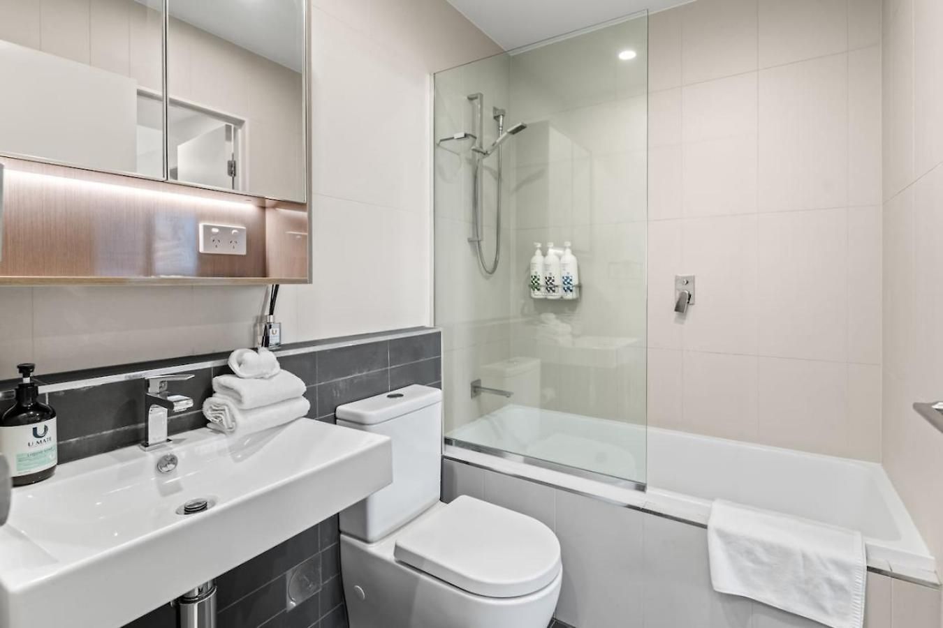 Apartment 2br Modern With Balcony Great Location Brisbane