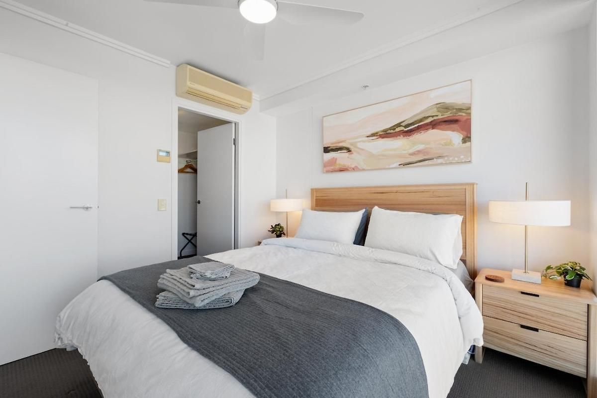 Immaculate Floor Views - 2bed-2bath-1car-pool Apartment
