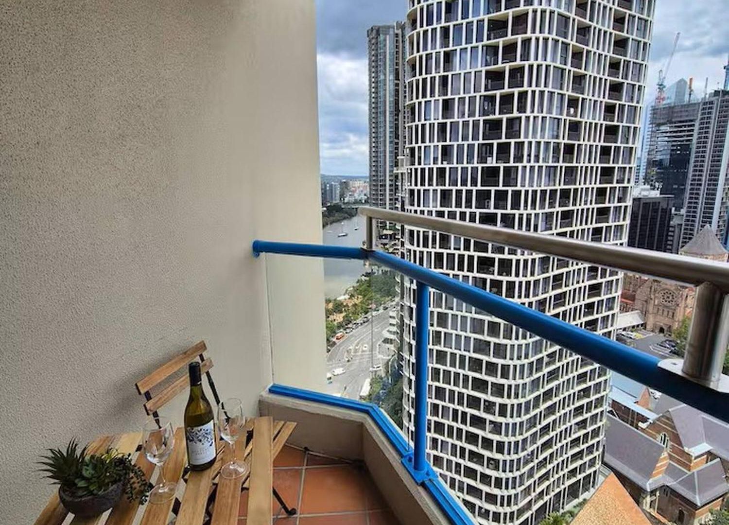 Pool & Gym & Parking Apartment *
