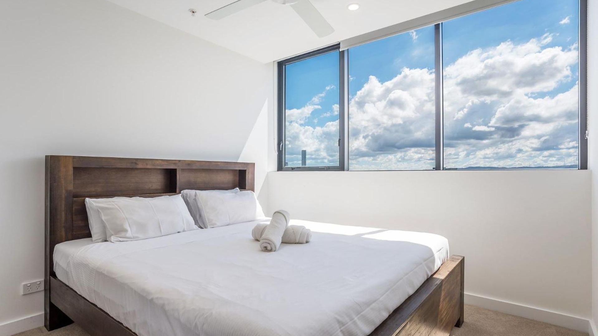 Bright Bowen Hills Apartment, Close To Life