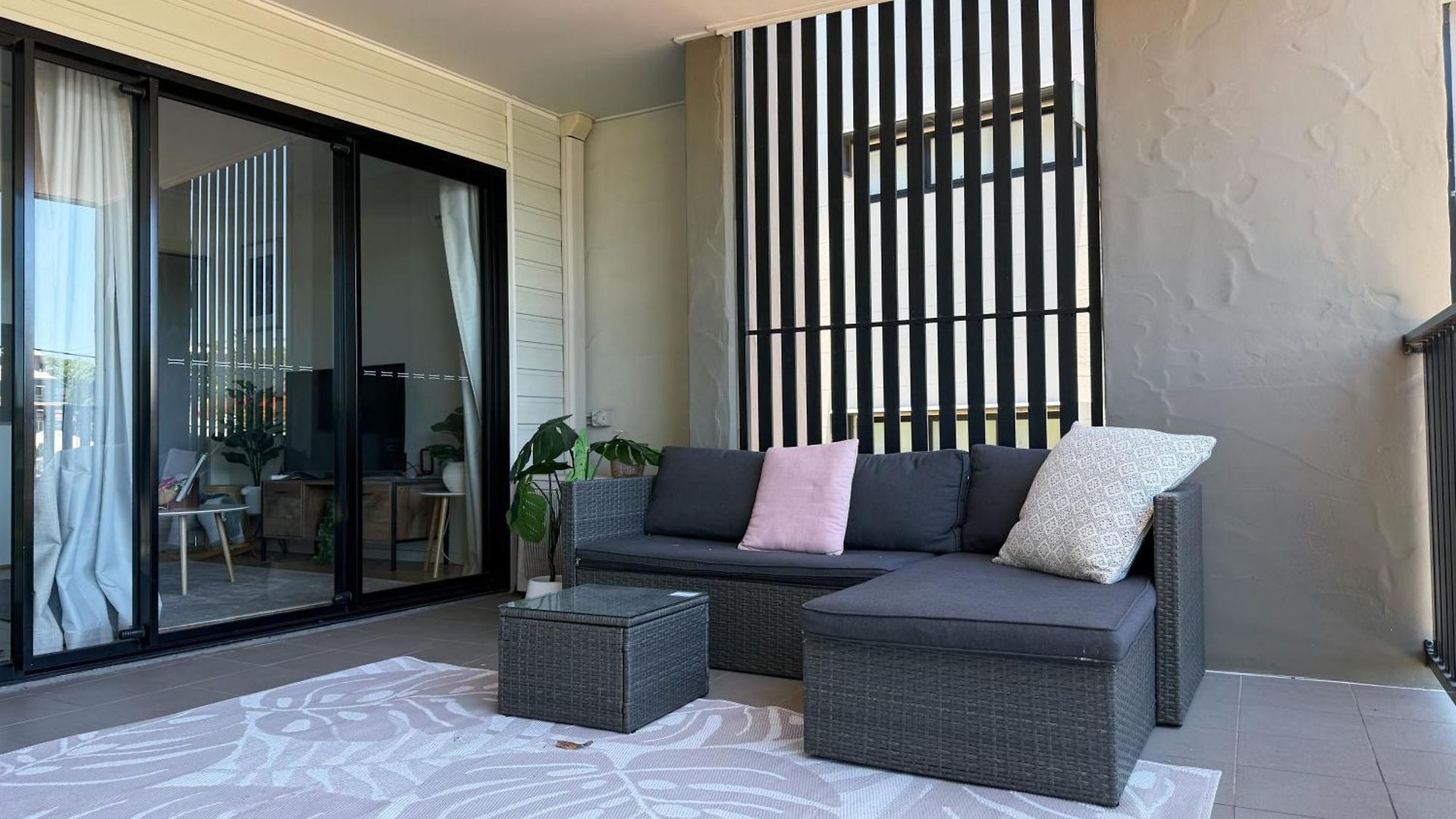2b2b With Courtyard - Close To Cbd - Free Parking Apartment