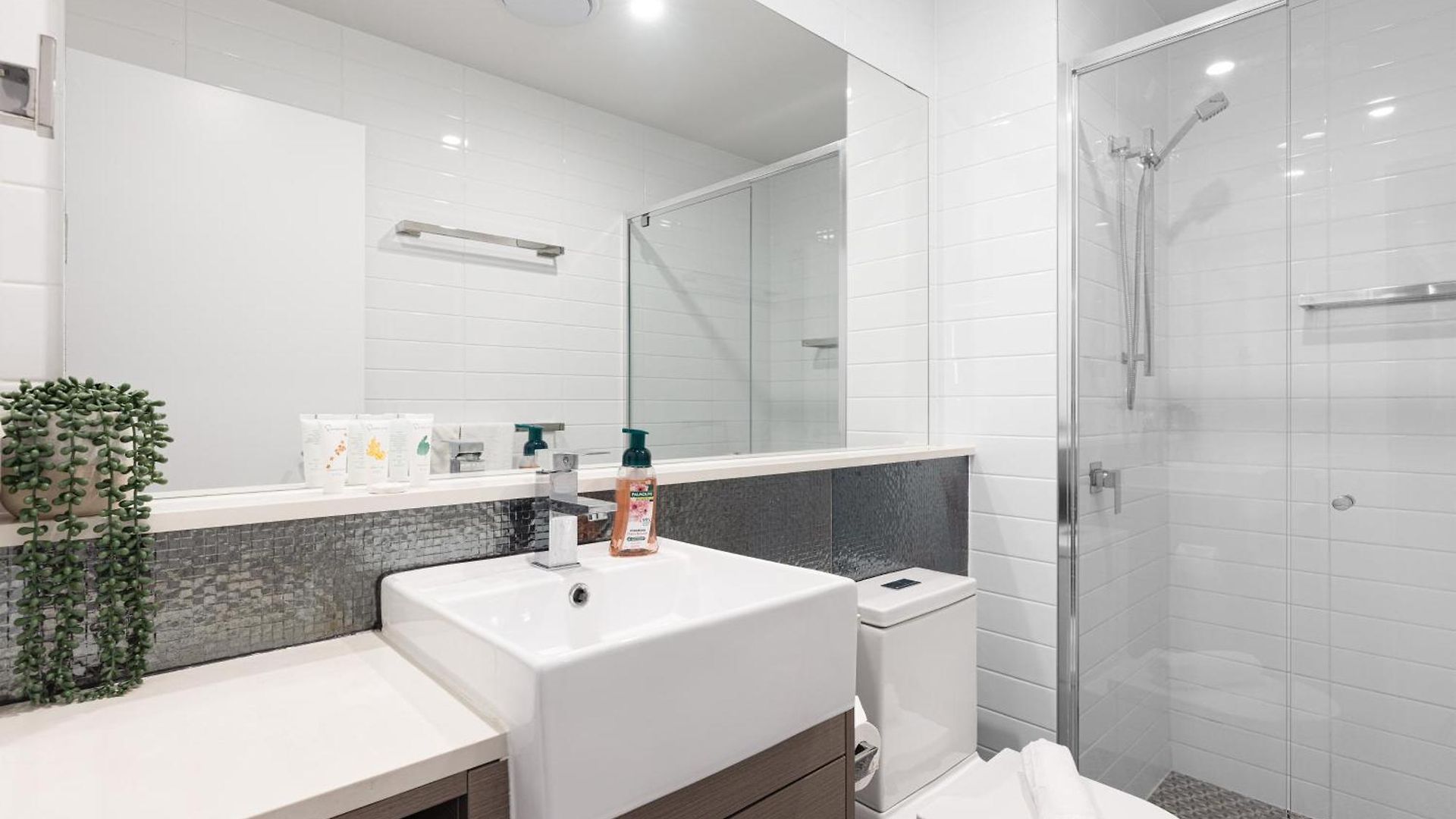 Apartment Spacious Panoramic 2br Apartment, Parking And Views *