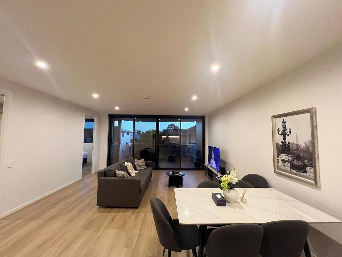 Riverside Modern 2br East With Parking