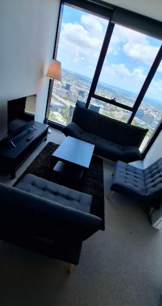 Skyrise Upper Floor Infinite Pool Apartment