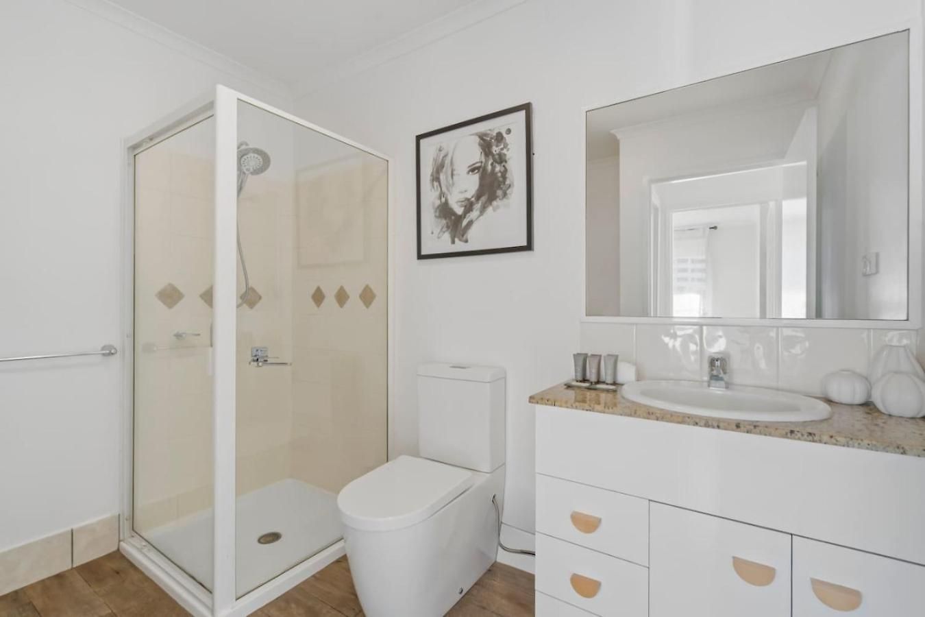 Modern 2br Retreat With Gym, Pool And Balcony Brisbane