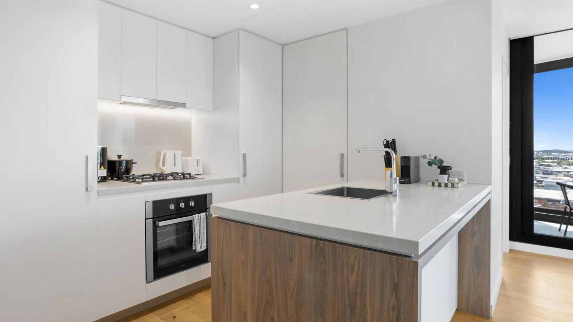 Valley Getaway - Rooftop Pool - Parking - Sleeps 6 Apartment