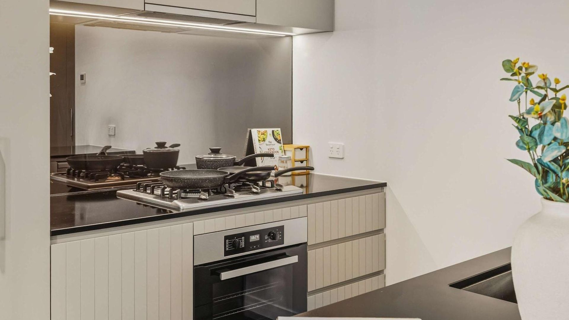 High Rise 2br In Cbd