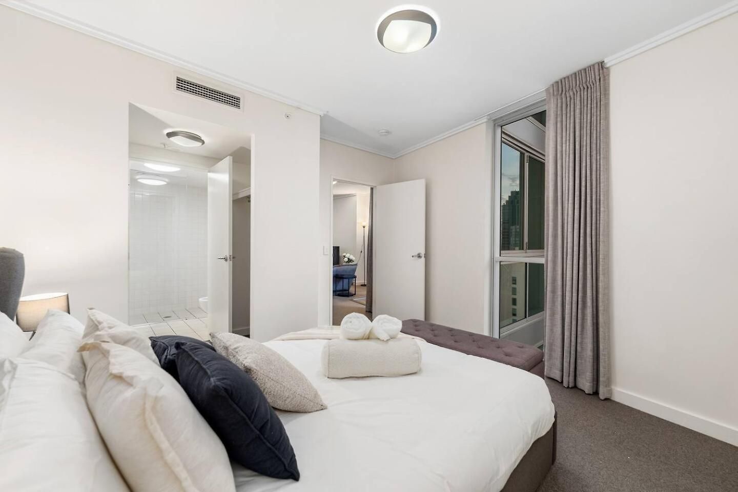 Dusk A Luxury 2bed 2bath Cbd Sky With Pool Parking And Apartment