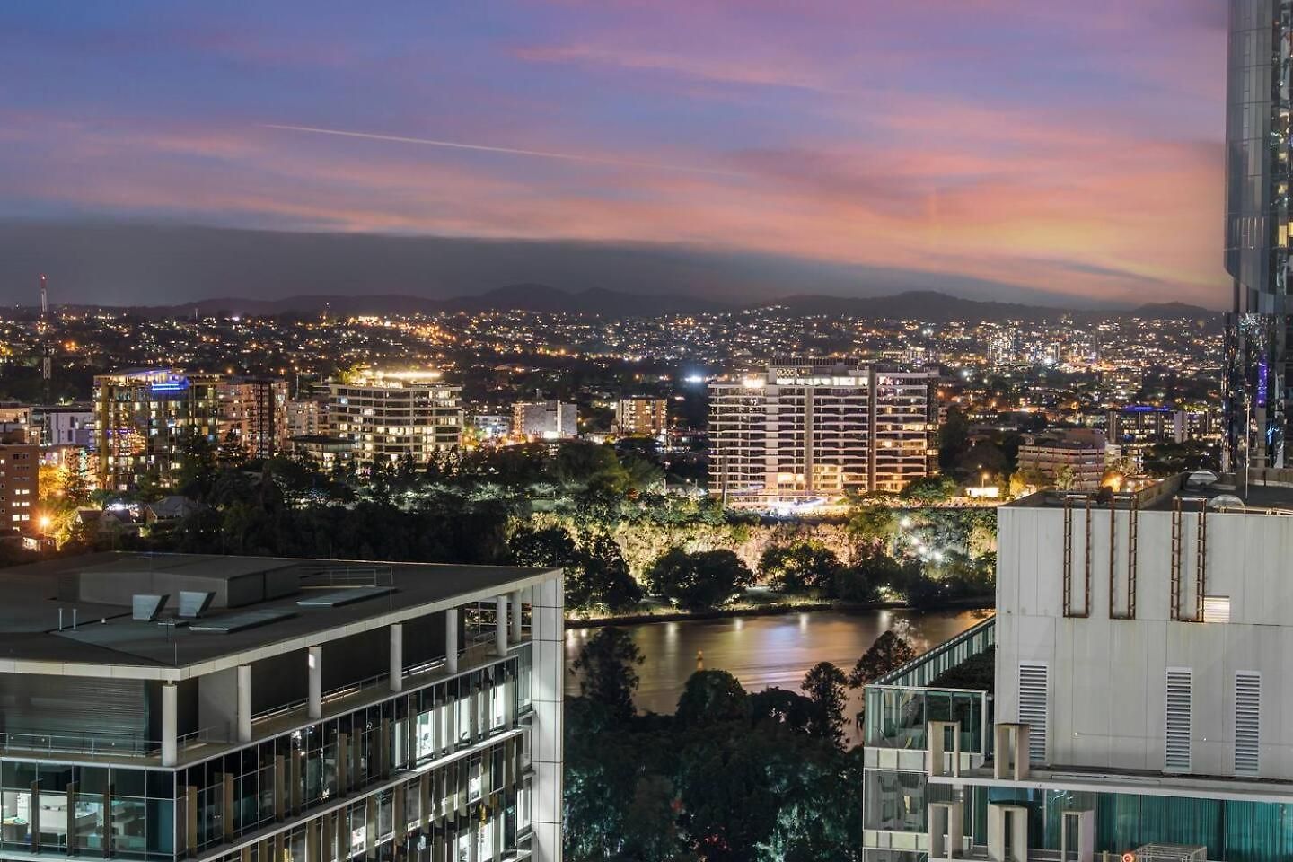 Dusk A Luxury 2bed 2bath Cbd Sky With Pool Parking And