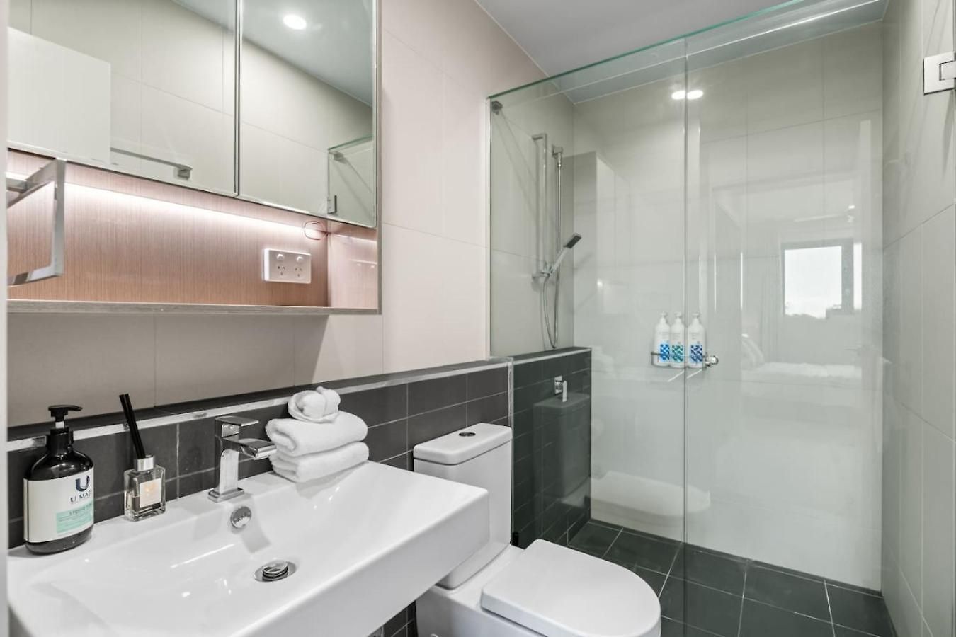 2br Modern With Balcony Great Location Apartment *