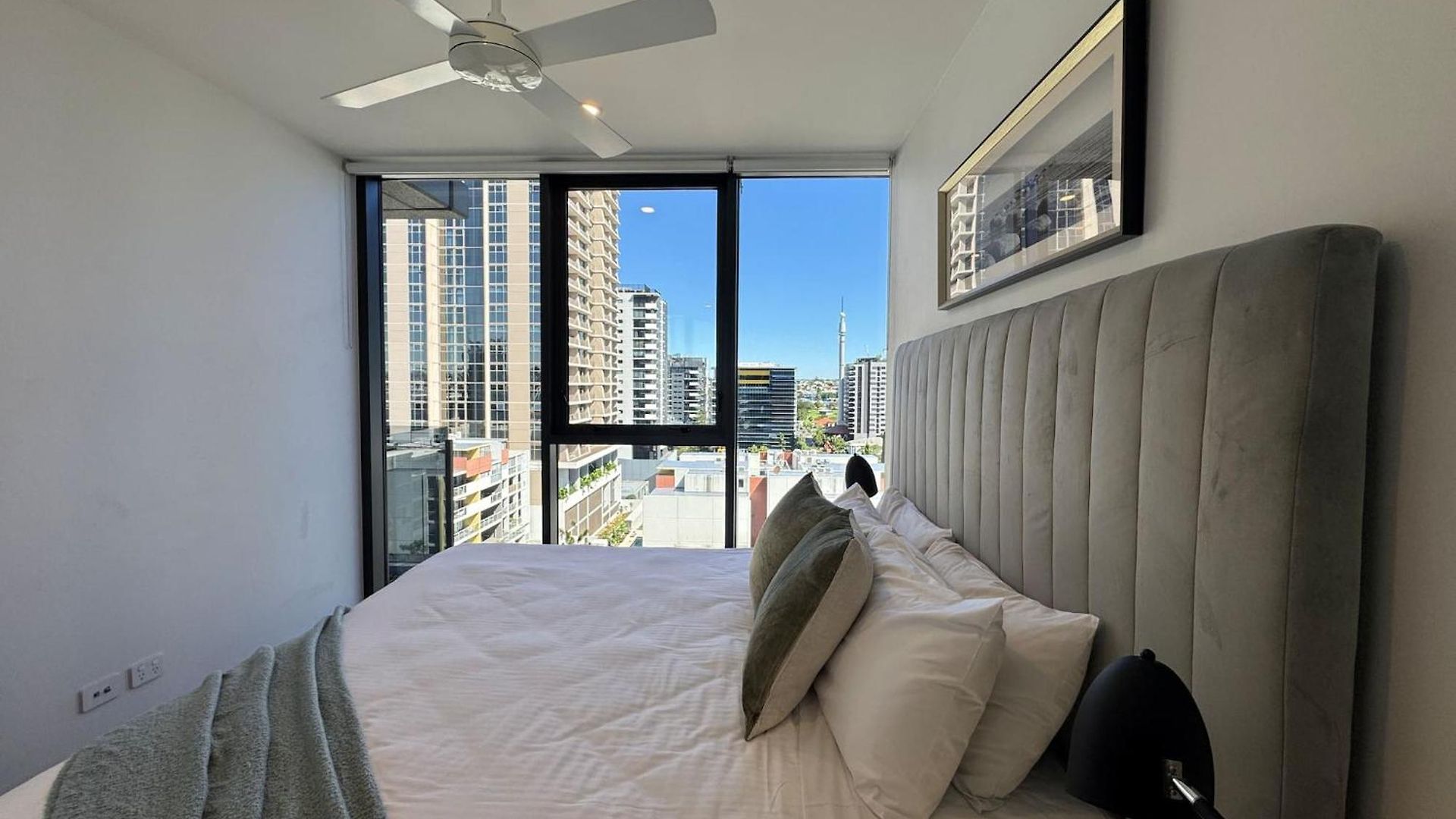 Apartment 1br One Modern High-rise With Pool & Gym Access *