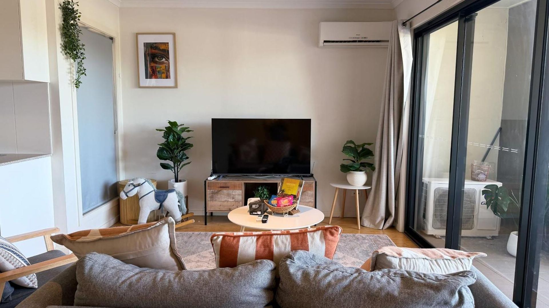 Apartment 2b2b With Courtyard - Close To Cbd - Free Parking *