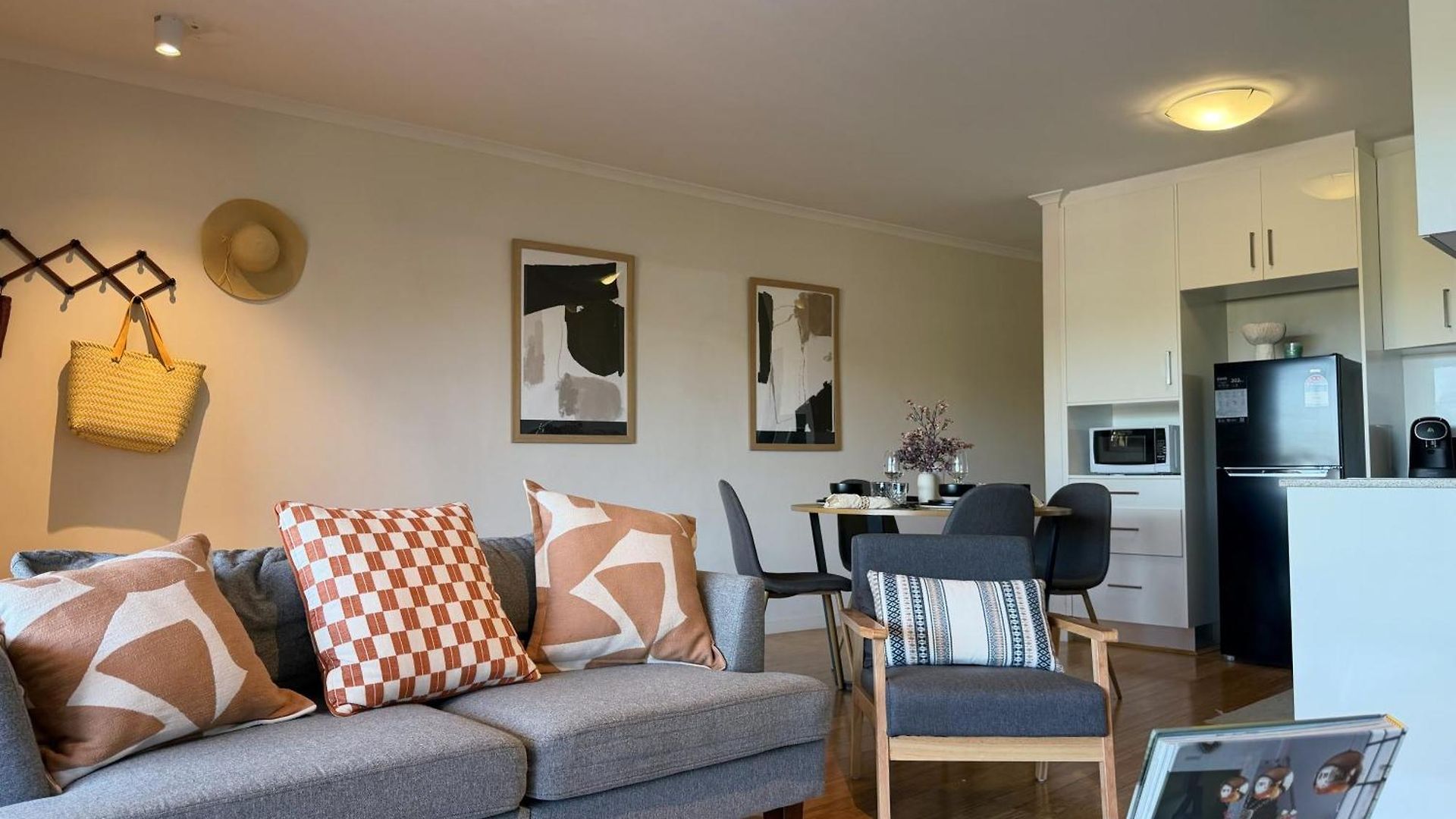 2b2b With Courtyard - Close To Cbd - Free Parking Apartment