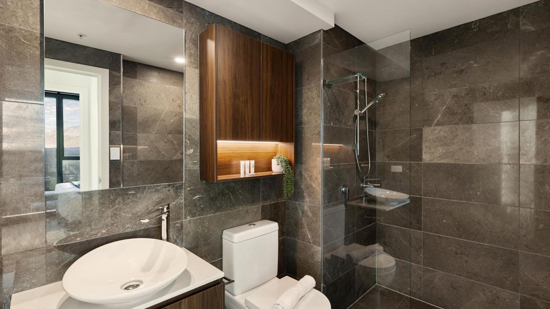 Skytower 72nd Floor 3br With Parking, Pool And Gym Brisbane