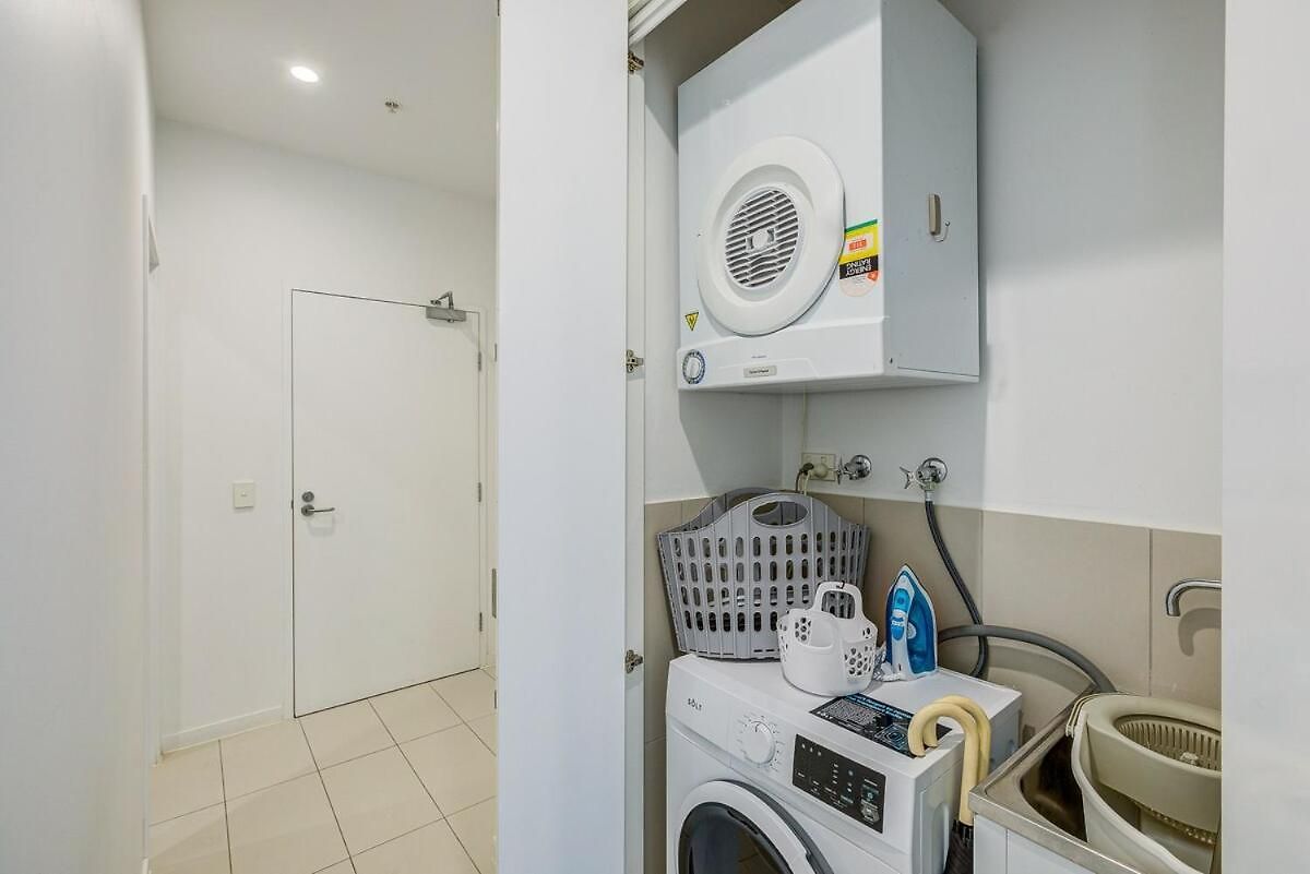 Modern 1br Retreat - Pool, Gym, Parking - Walk To South Bank