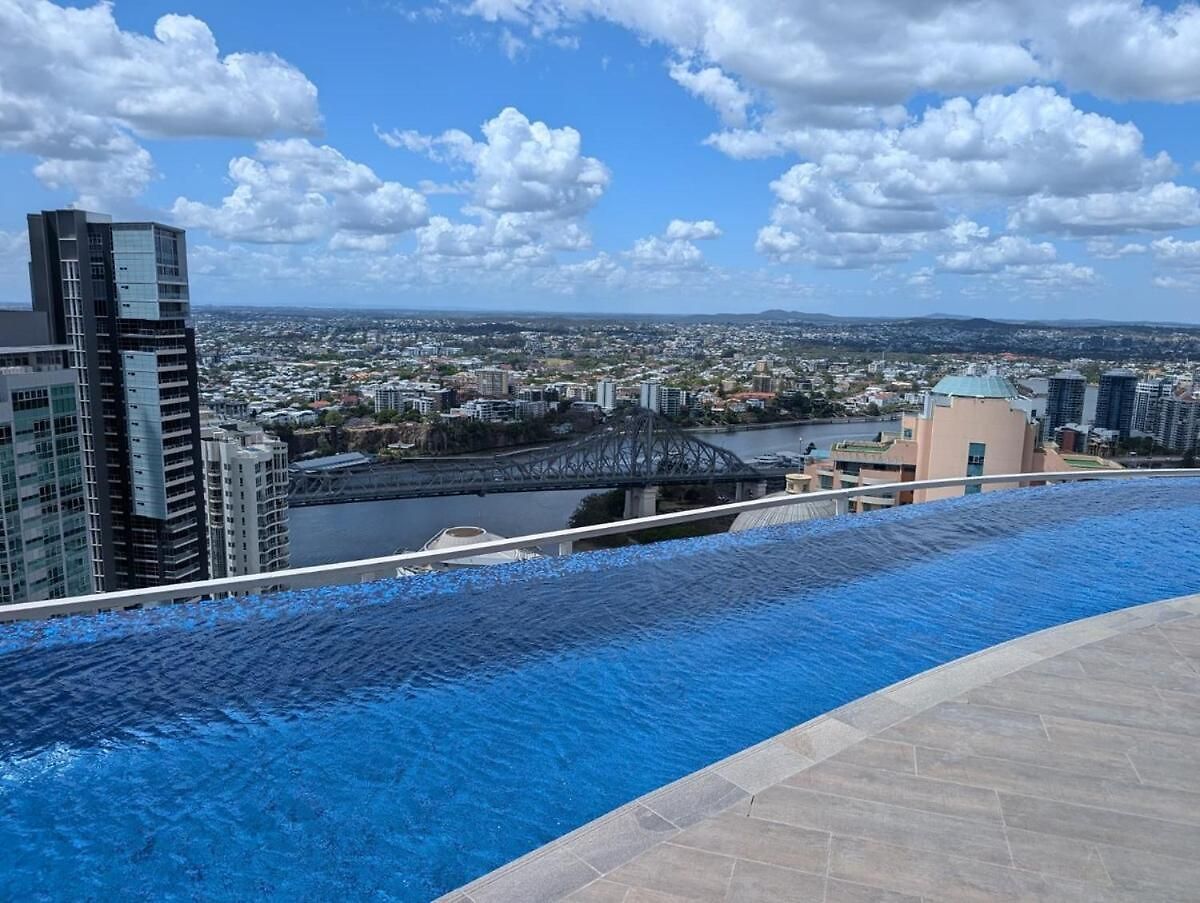 Premium Unit W/ Rooftop Pool In The Heart *