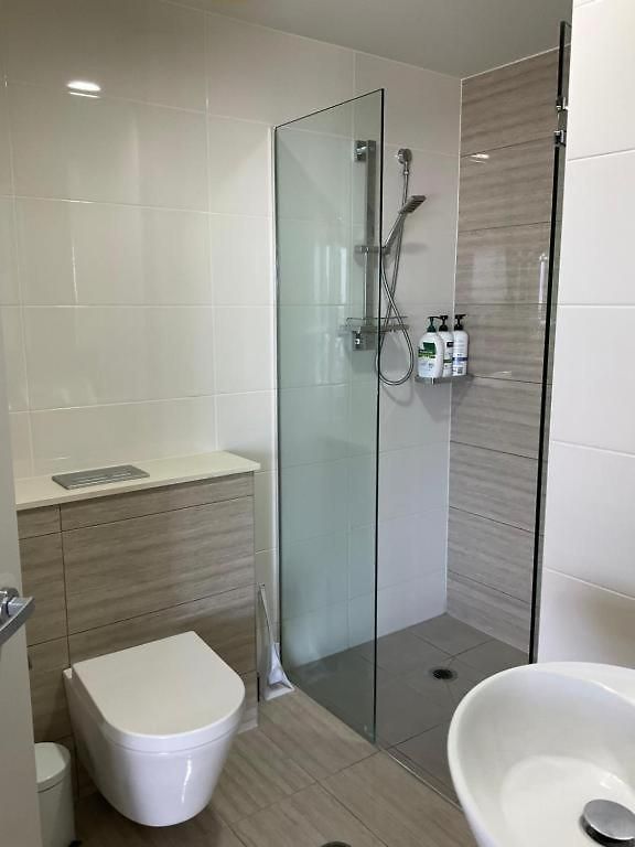 Modem Two Bedroom In Inner Cbd Apartment *