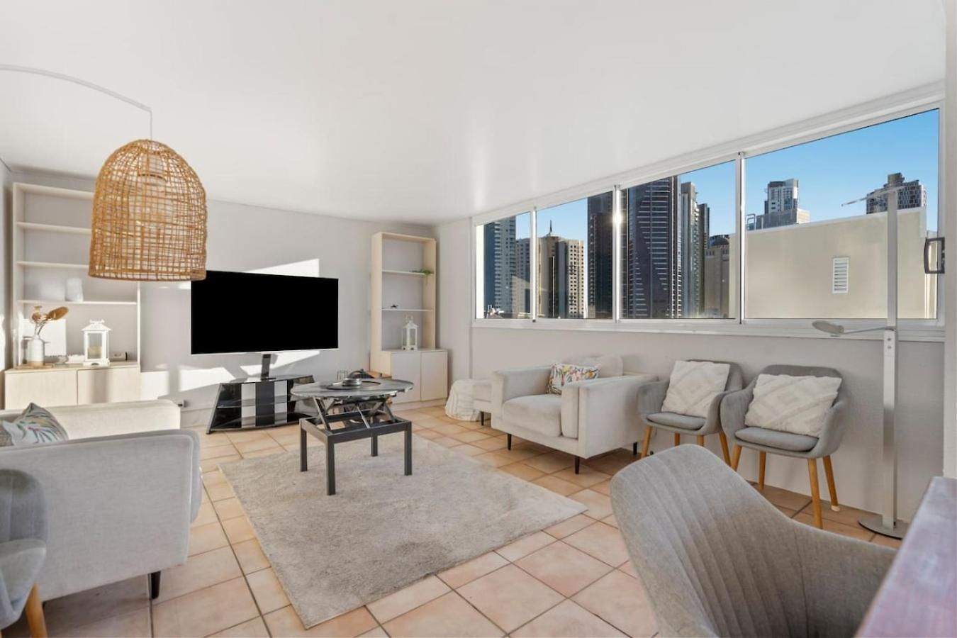 Apartment Modern 2br Retreat With Gym, Pool And Balcony *