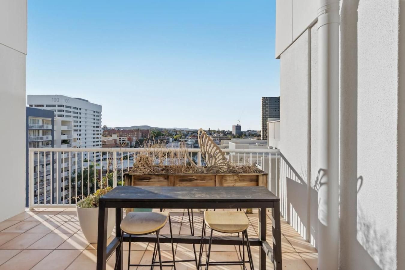 Modern 2br Retreat With Gym, Pool And Balcony *