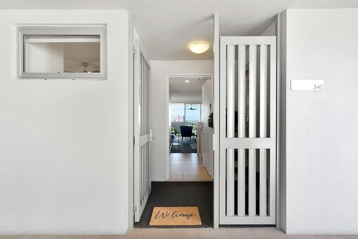 Apartment Spring Hill 2br, 2ba Retreat Sleeps 6 - Walk To Cbd With Pool, Free Parking, Balcony, Views, Fast Wi-fi & Gym Brisbane