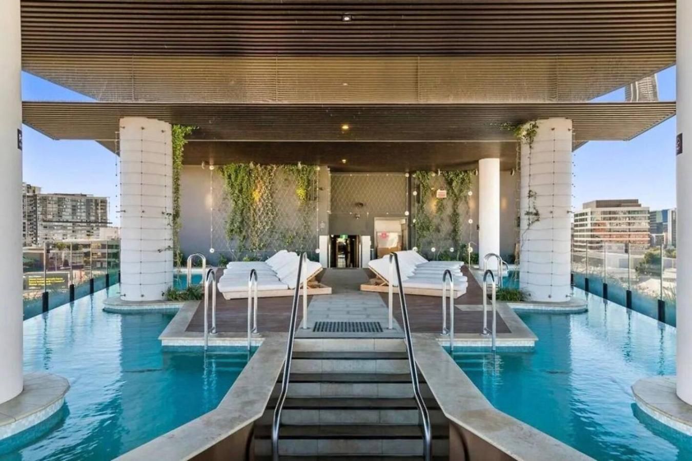 Style Infinity Pool Gym Chic 1 Bedroom *