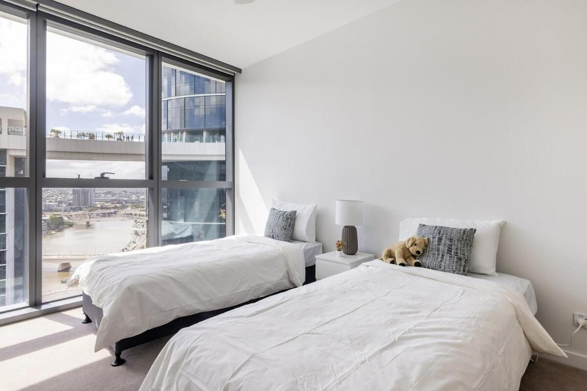 Gorgeous 3br With Study Overlooking Bne River