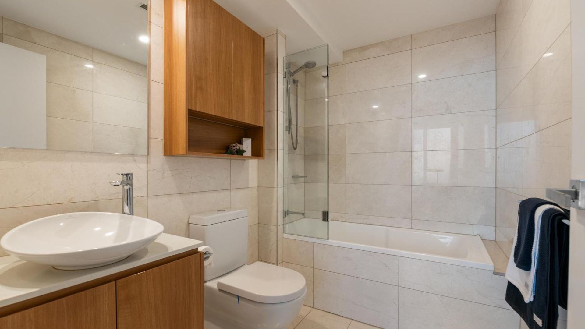 Apartment Skylight With Free Parking *