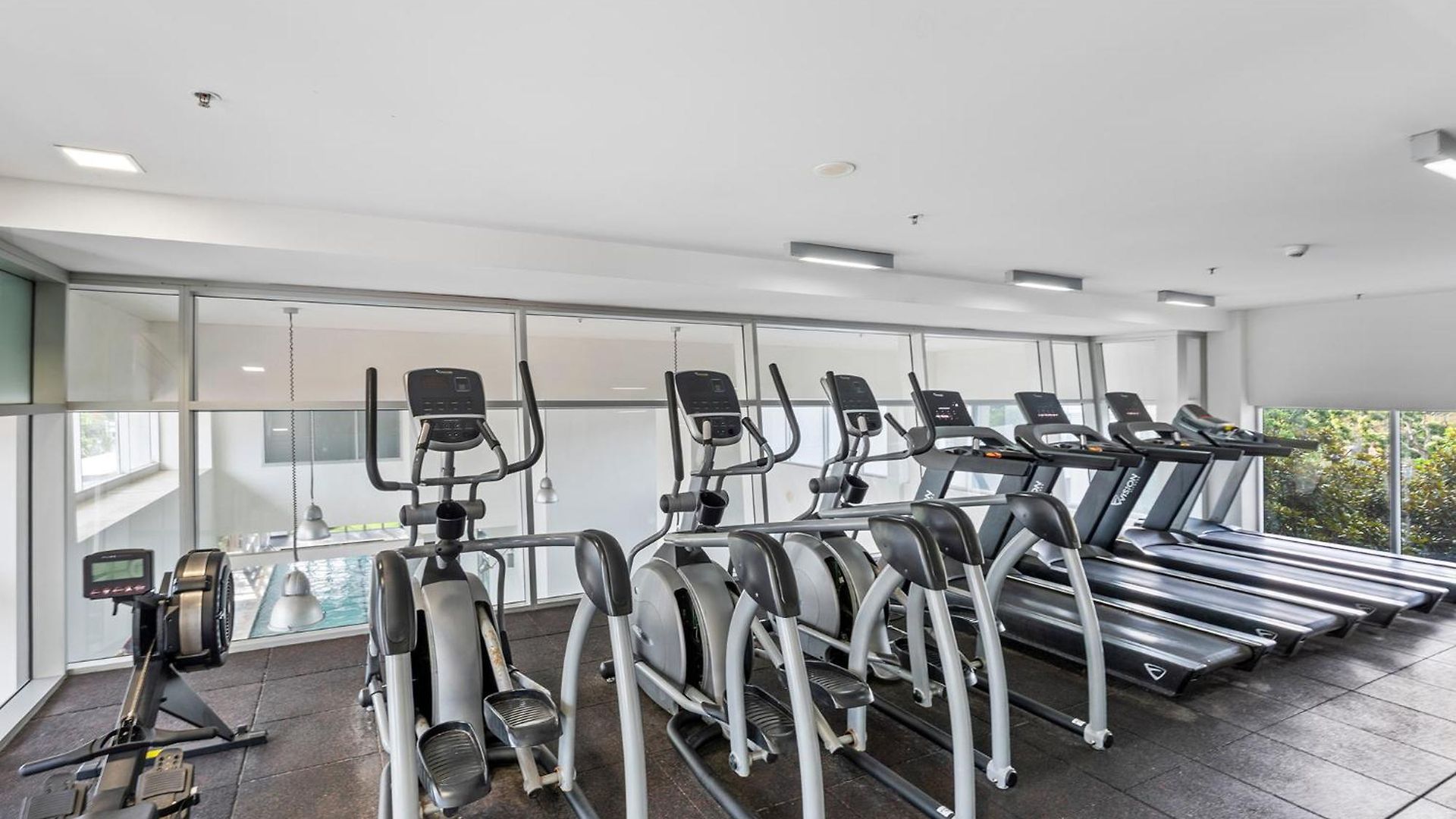 Stylish Roma Parklands Retreat - Stunning Park Views From Every Room, Heated Pool, Gym, Private Carpark, Suncorp Stadium, 10 Min Walk To Cbd *