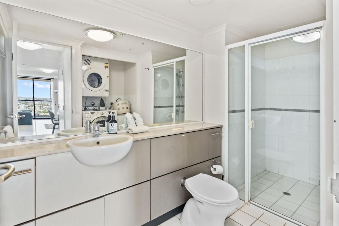 Luxury High Rise 2br In Cbd Apartment