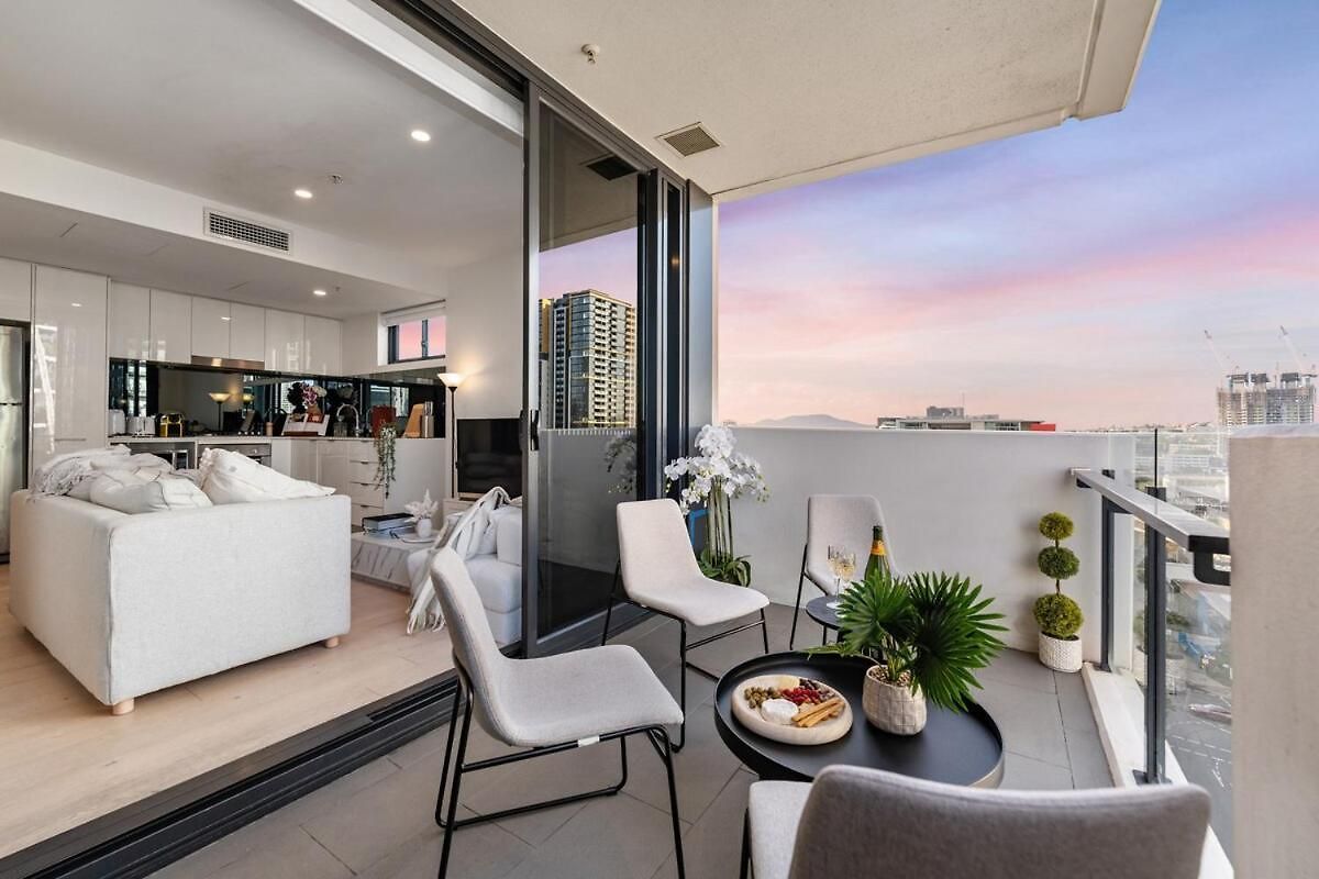Cs - Gorgeous Views 2br W Parking, Pool & Gym Apartment *