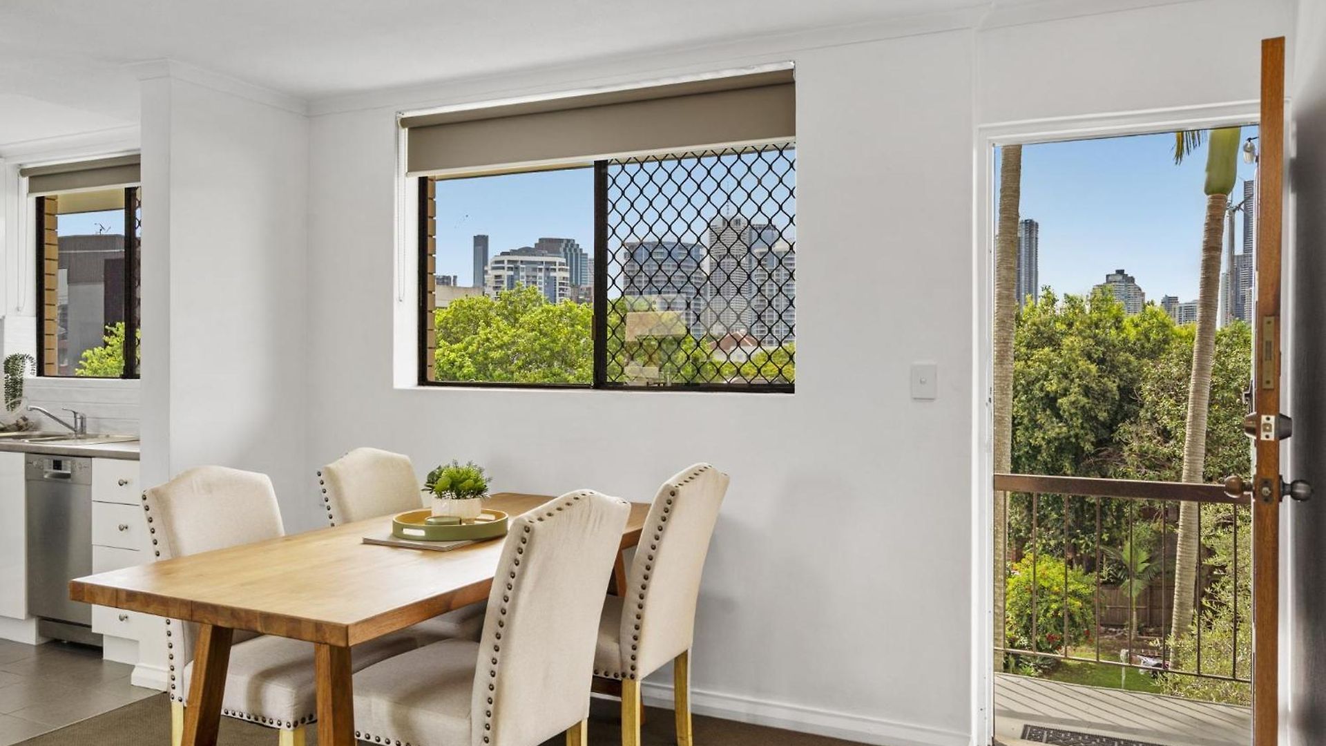 Spacious New Farm With Balcony And Secure Parking * Brisbane