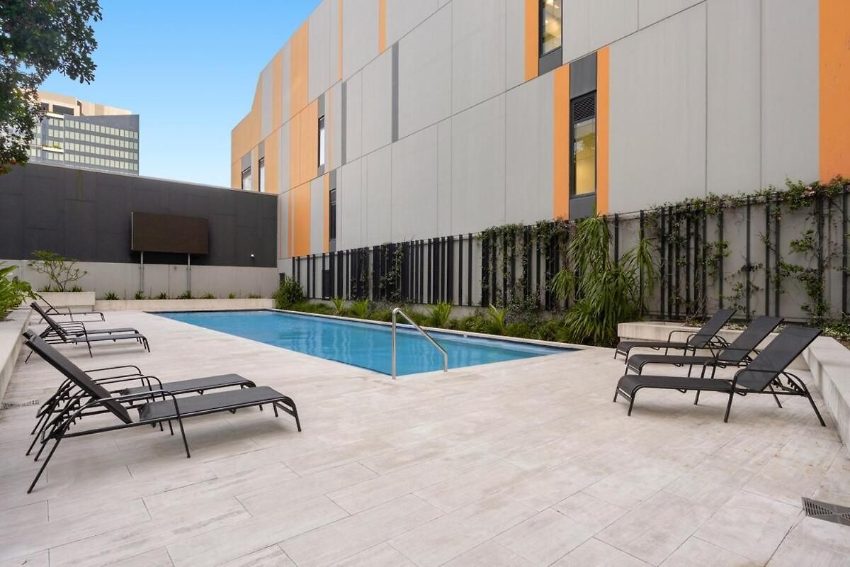 Immaculate Floor Views - 2bed-2bath-1car-pool * Brisbane