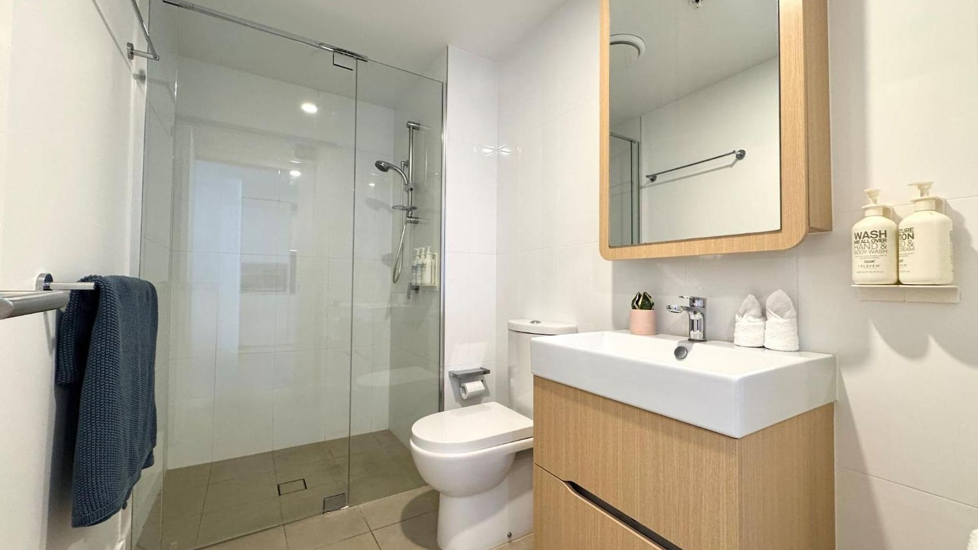 1br One Modern High-rise With Pool & Gym Access