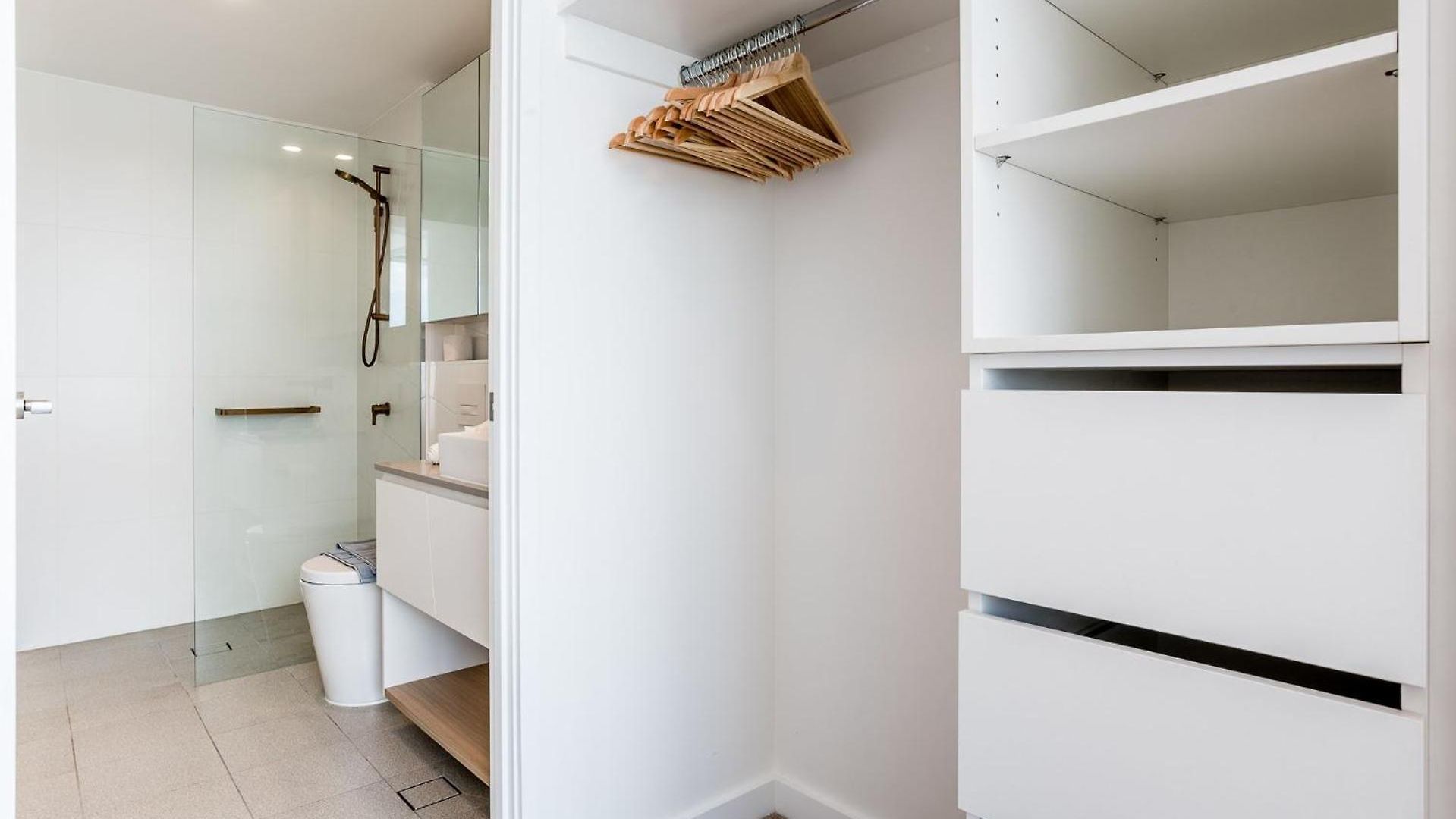 Bright Bowen Hills Apartment, Close To Life
