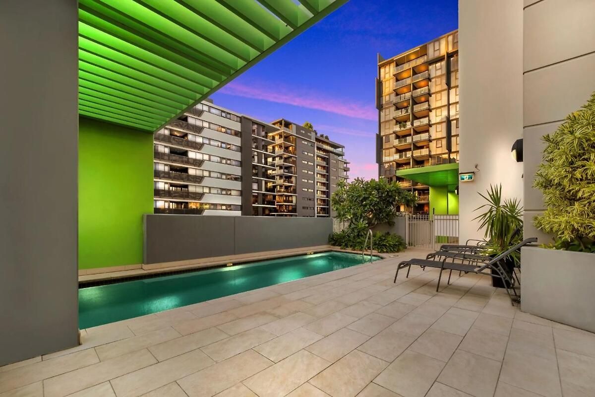 Modern 1br Retreat - Pool, Gym, Parking - Walk To South Bank Brisbane