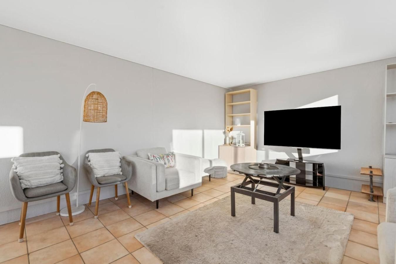 Modern 2br Retreat With Gym, Pool And Balcony