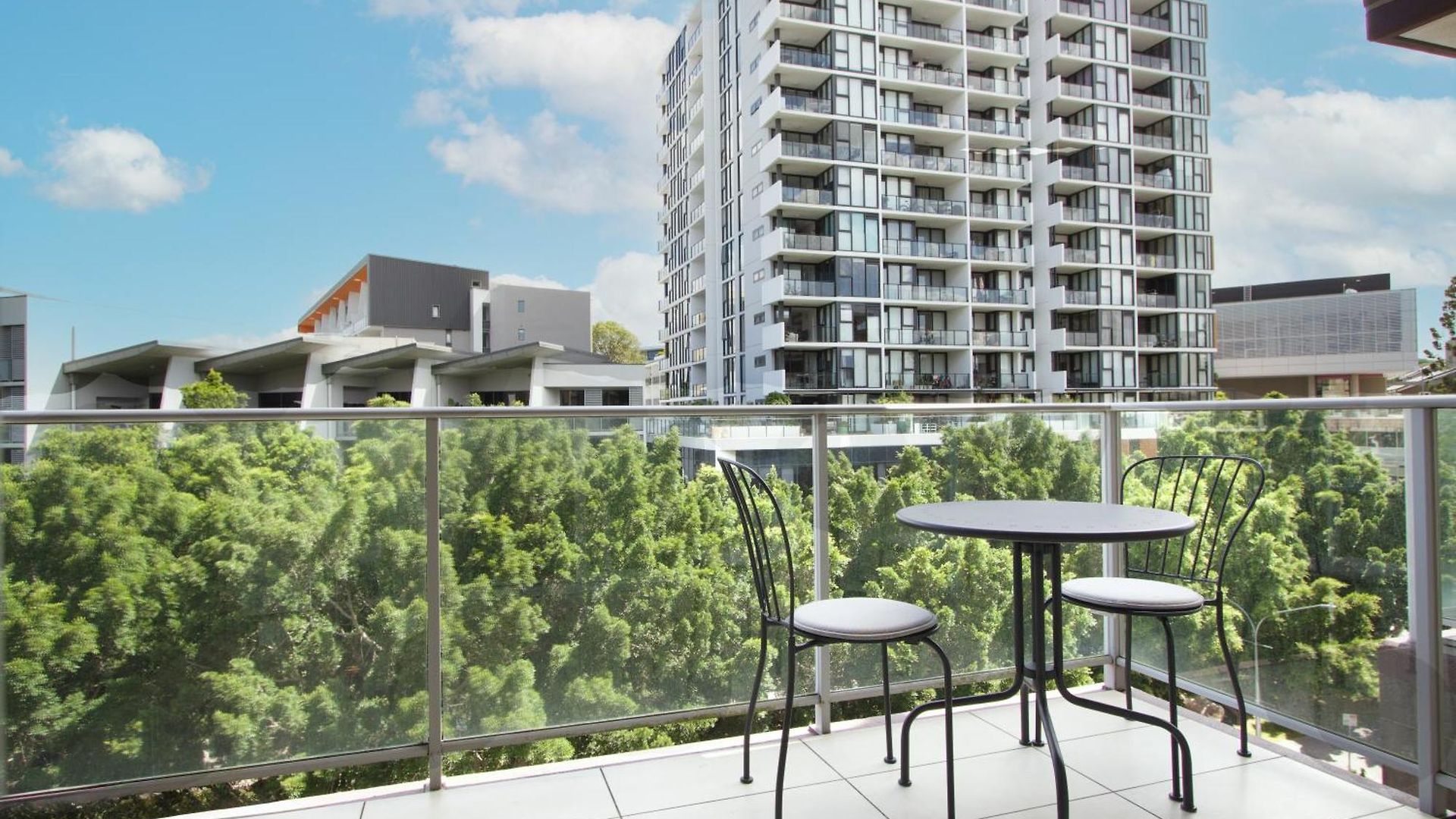 Stylish 2 Bdr Near Qut And Rbwh With Parking Brisbane