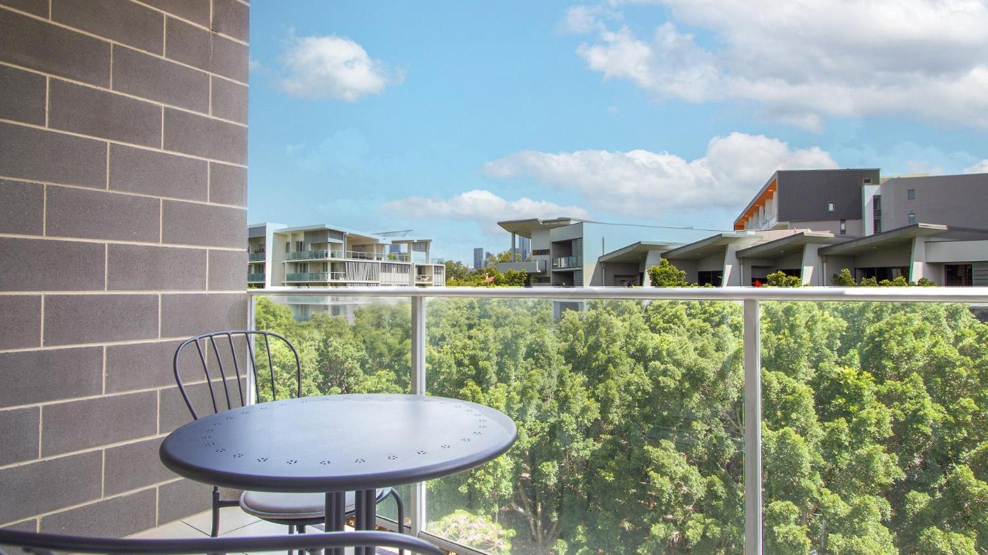 Stylish 2 Bdr Near Qut And Rbwh With Parking Apartment Brisbane