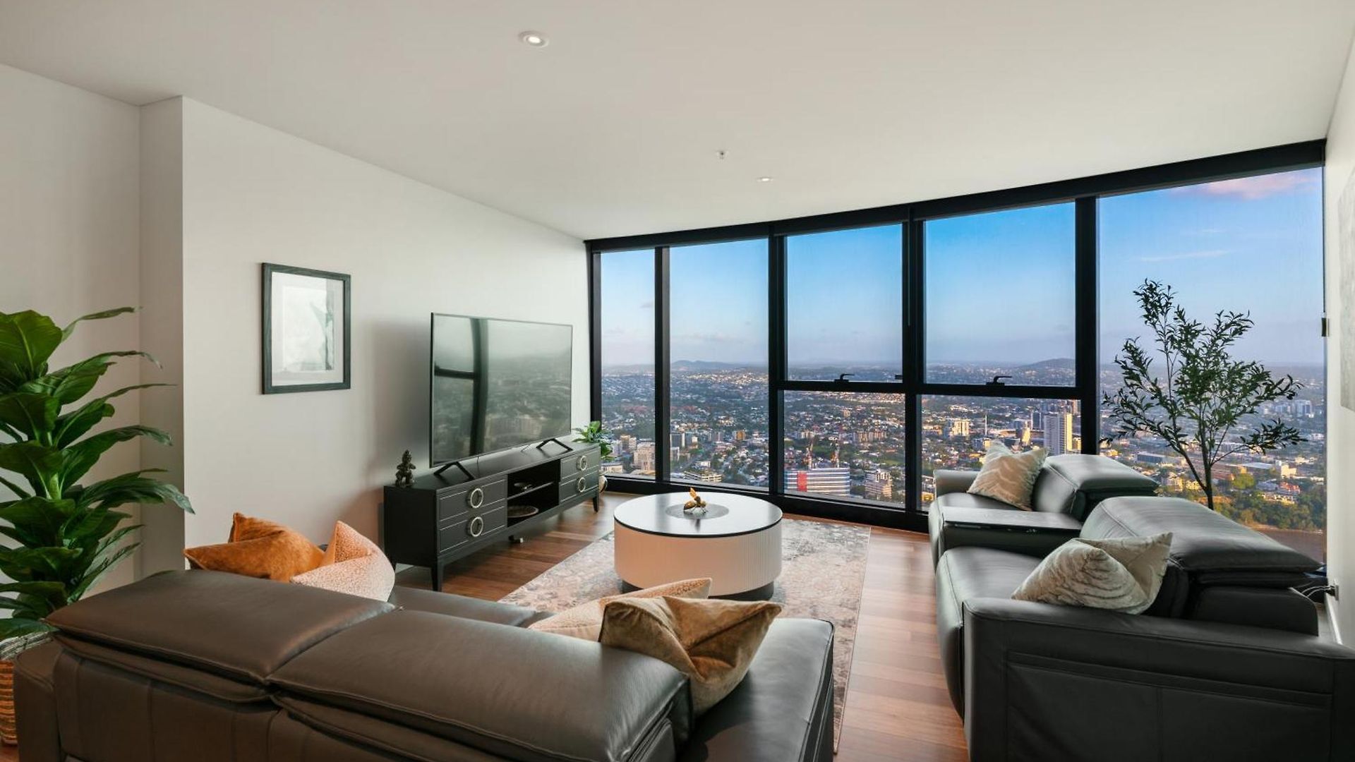 Skylight With Free Parking Apartment
