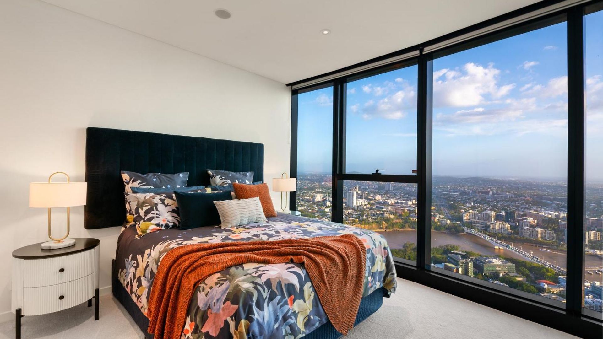 Skylight With Free Parking Apartment