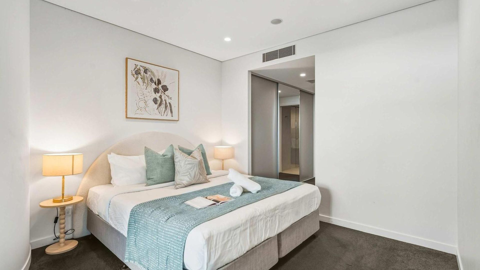 High Rise 2br In Cbd Apartment *